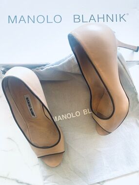 MANOLO BLAHNIK Nude Leather/Trim Peep-Toe Pumps-Size 6.5/37-Nude/Black Trim